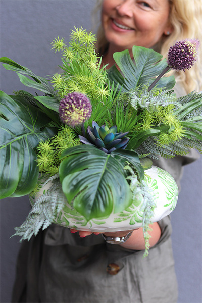 Medrea, dekoracja z monsterą i sukulentami