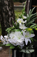 Kerta, bukiet nagrobny z białych kwiatów