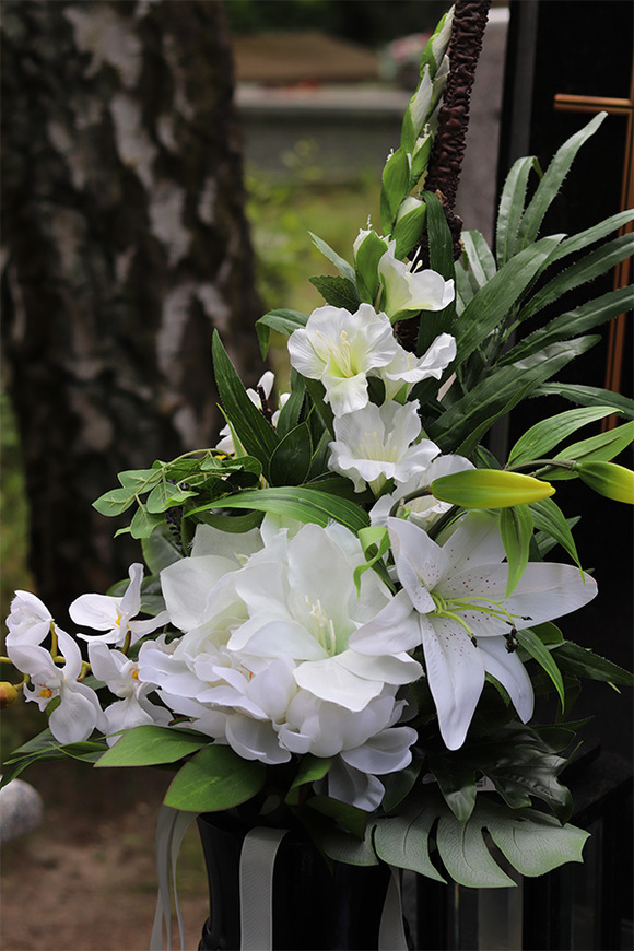 Kerta, bukiet nagrobny z białych kwiatów