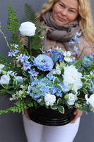 Renete Blue, kompozycja nagrobna w misie, wym.60x90x40cm