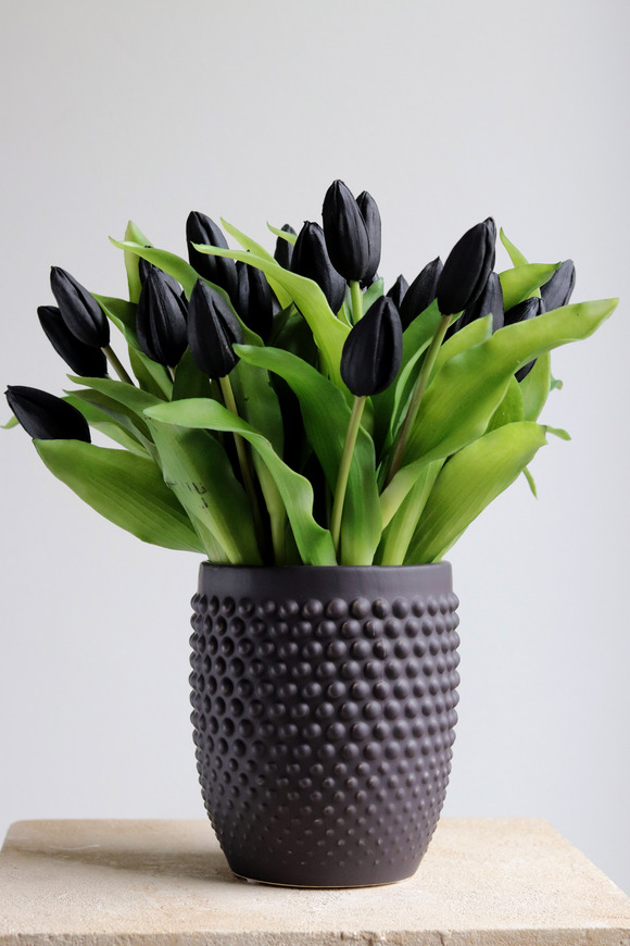 Black Easter 2, kompozycja z gumowymi tulipanami