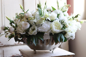 Keria, kompozycja kwiatowa w cynowanym naczyniu, wym.40x67cm