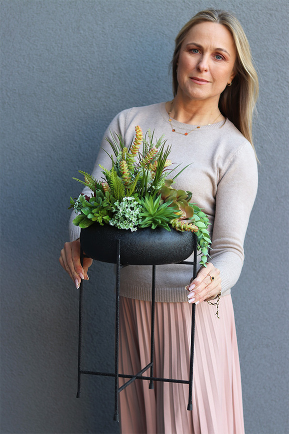 Aldara, kompozycja z sukulentami w donicy na stojaku