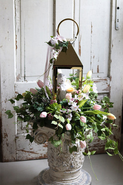 Angelo Pink Garden, kompozycja nagrobna ze złotym lampionem, wys.65cm 