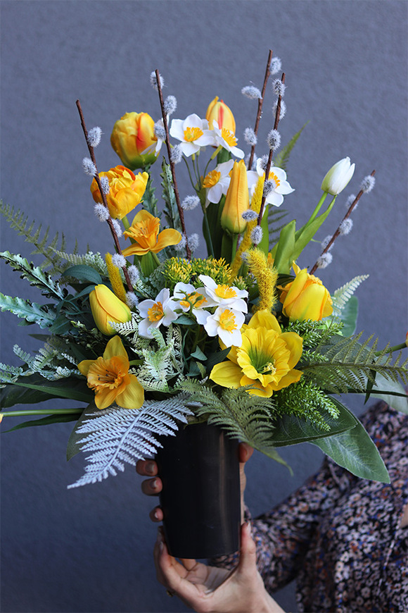 Spring Moment, bukiet nagrobny z wiosennymi kwiatami