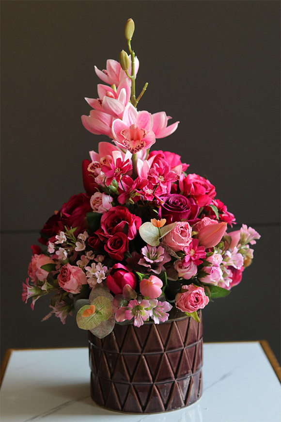 Różowa Jutrzenka, kompozycja kwiatowa w naczyniu