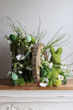 Leśny Zając Wiosną, wielkanocny stroik z zajączkiem, wym.30x60cm