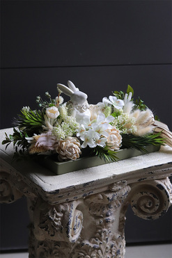 Biały Królik Resta, stroik wielkanocny na ceramicznej tacce, wym.17x38x20cm  