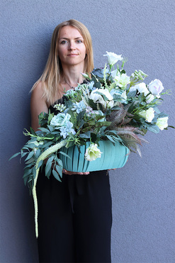 Leokadia, dekoracja nagrobna w drewnianej skrzyneczce, wym.50x65x47cm