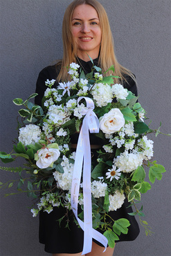 Biały Dom, wianek komunijny z białych kwiatów, z wstążką, śr.46cm