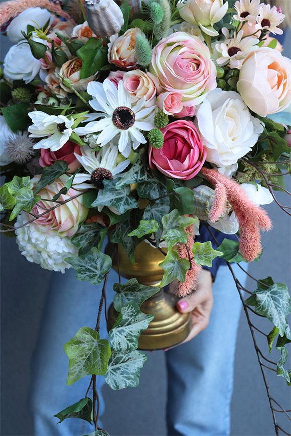 Baronessa Pałacowa, bogata kompozycja kwiatowa w złotym, patynowanym pucharze