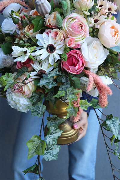 Baronessa Pałacowa, bogata kompozycja kwiatowa w złotym, patynowanym pucharze