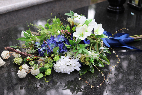 Niebieska Drelia, bukiet nagrobny z ostróżką