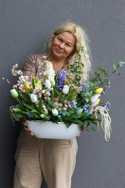 Wiosenne Trele Laos, kompozycja kwiatowa w naczyniu