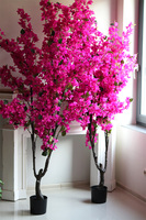 Oleander, sztuczna roślina w doniczce