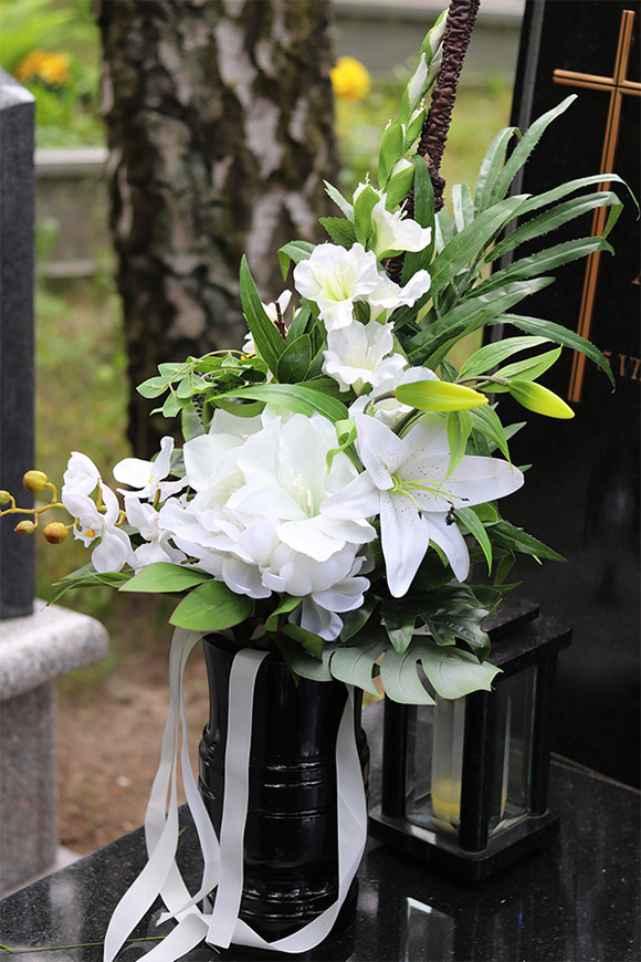 Kerta, bukiet nagrobny z białych kwiatów