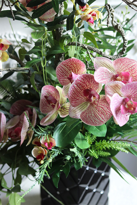 Lucille Gerano Granada Black, kompozycja ze storczykiem w wazonie