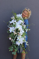 Andria White Day, kompozycja kwiatowa na długi stół