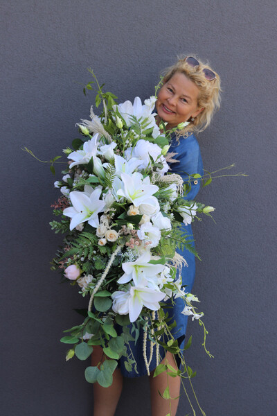 Andria White Day, kompozycja kwiatowa na długi stół