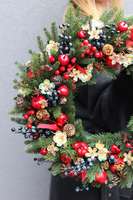 Holiday Charm, świąteczny wianek na drzwi