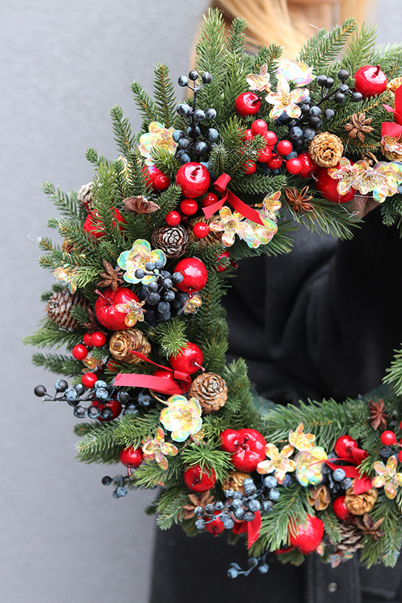 Holiday Charm, świąteczny wianek na drzwi