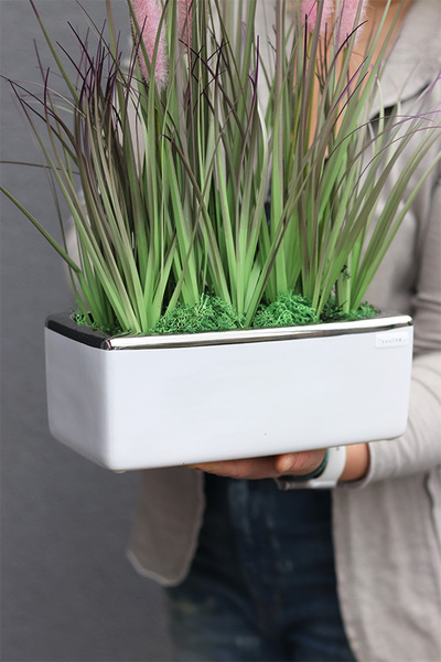 kompozycja z trawami w białej donicy, Pianisto, wys.45cm