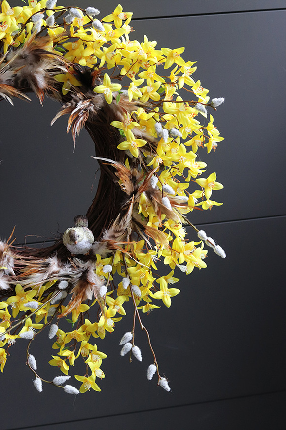 Wiosenne Forsycje, wiosenny wianek kwiatowy z ptaszkami