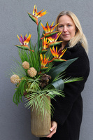 Strelicja Antique, kompozycja ze strelicją w złotym wazonie