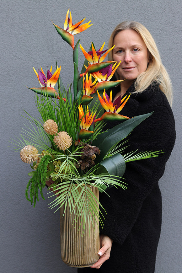 Strelicja Antique, kompozycja ze strelicją w złotym wazonie