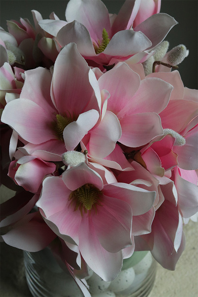 Magnolie Sweet Pink 2, wielkanocna kompozycja kwiatowa w szkle