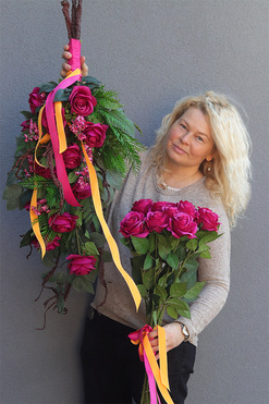Rosalinda Roses Set, bukiet nagrobny do położenia, amarantowy + róże do wazonu