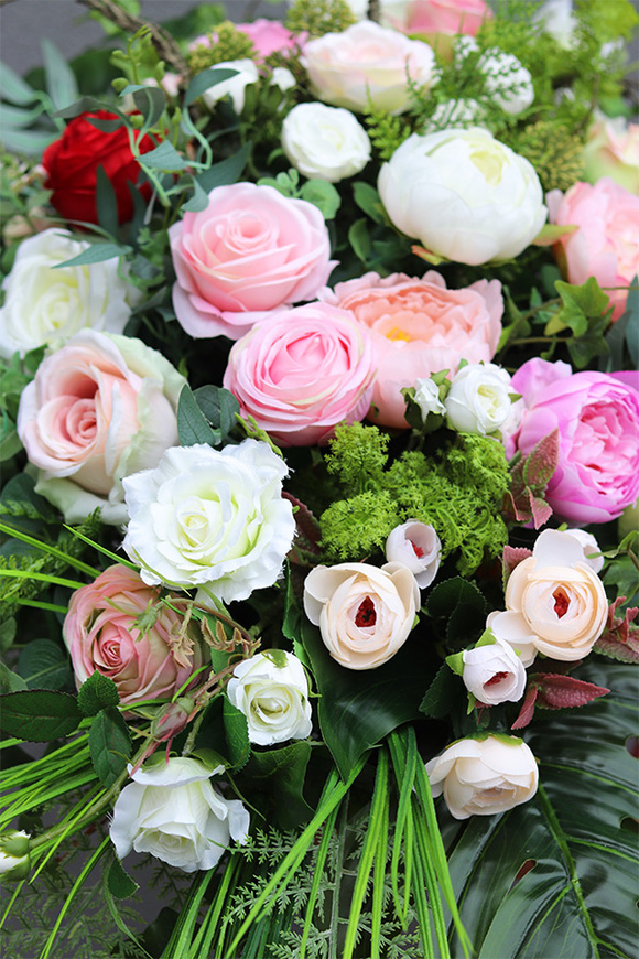 Kellla Laos, kompozycja nagrobna w srebrnej łódce