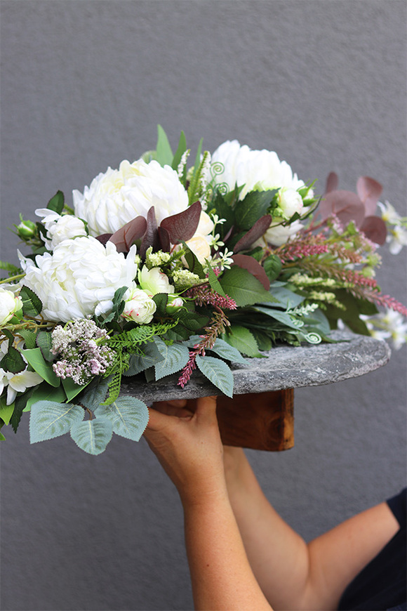 Srebrzysta Biel, dekoracja nagrobna na betonowej podstawie w kształcie serca, dł.90cm