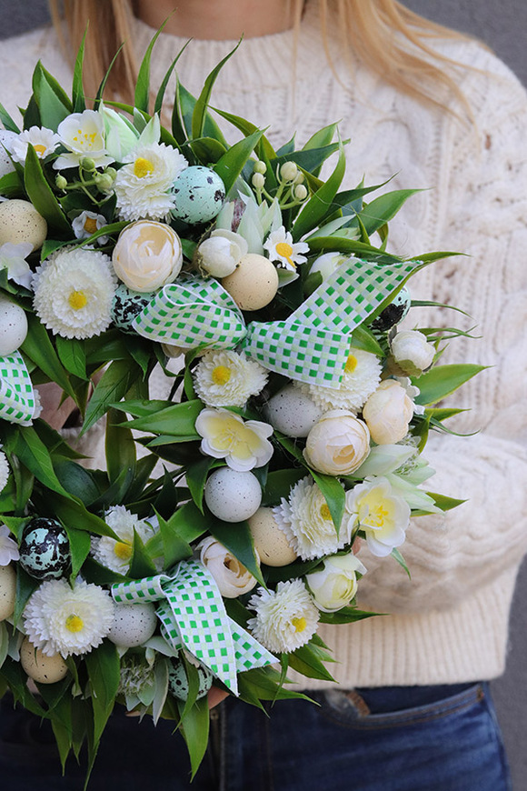 Grzęda, wiosenny wianek dekoracyjny z jajkami