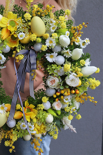 Żółta Wielkanoc Eggs, wianek na drzwi z kwiatami