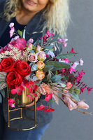 Laguel Duna, dekoracja kwiatowa w naczyniu na stojaku