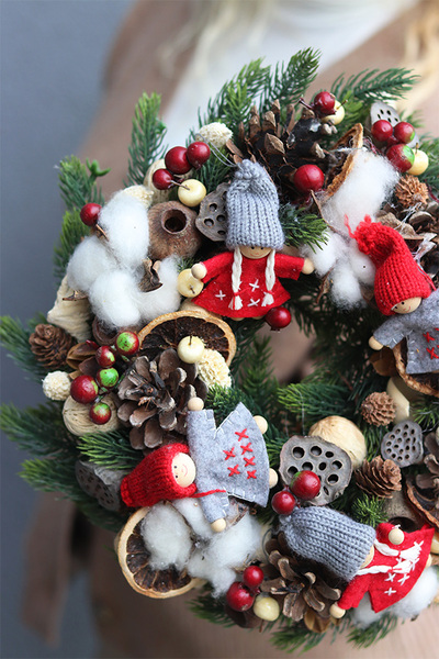 Skrzaciki Max, świąteczny wianek z laleczkami