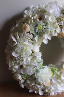 Bielina White, wianek z białych kwiatów