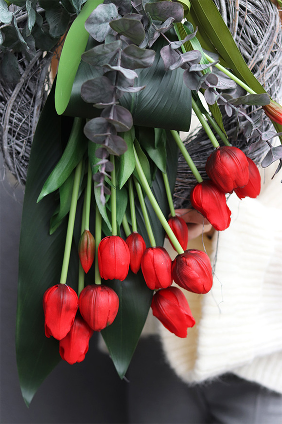 Red Tulips 2, dekoracyjny wianek tulipanowy