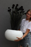 Black Mars Fiberglass, sztuczna czarna trawa w białej donicy