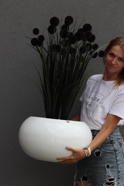 Black Mars Fiberglass, sztuczna czarna trawa w białej donicy