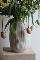 Wiosna u Progu, kwiaty w wazonie