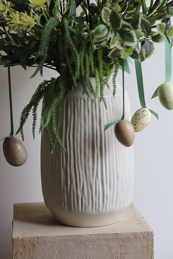 Wiosna u Progu, kwiaty w wazonie