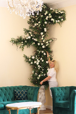 Biały Dworek, girlanda kwiatowa kompozycja, wys.3m 