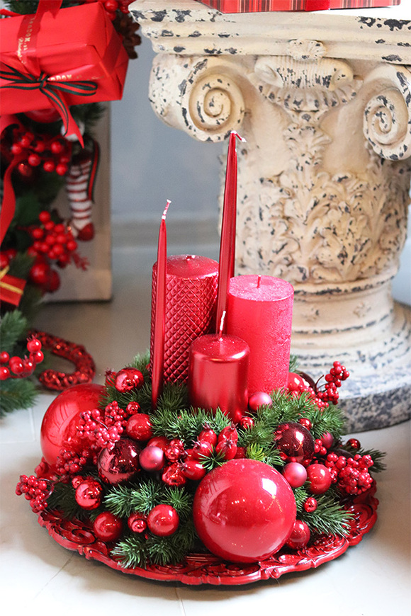 Karminowe Święta, adwentowy stroik ze świecami na talerzu	