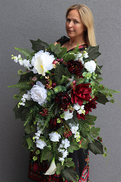 Hellada 2, wiązanka nagrobna z bordowymi kwiatami, dł.95cm