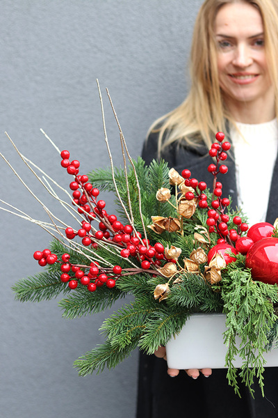 Winter Gold, świąteczna kompozycja z czerwonymi bombkami