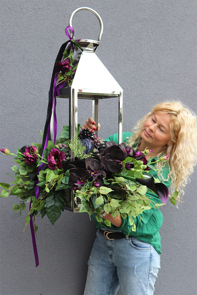 Angelo Garden Violet 2, kompozycja kwiatowa ze srebrnym lampionem, wys.70cm  