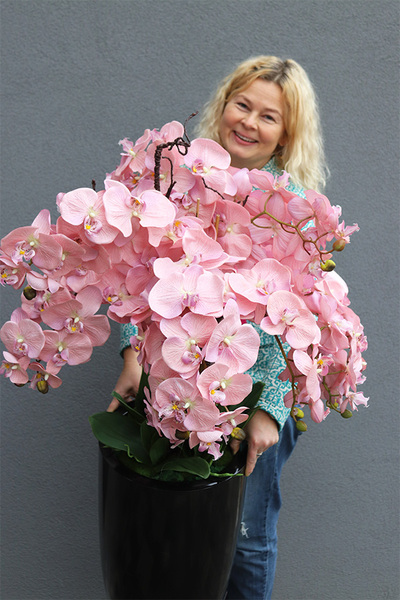 Fiberglass Black Pudrovy, sztuczny storczyk w wysokiej czarnej donicy, wys.130cm 