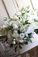 Keria, kompozycja kwiatowa w cynowanym naczyniu, wym.40x67cm